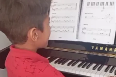 Menino autista que tocava teclado de papel ganha aulas de piano e inicia estudos de música (Foto: Reprodução)