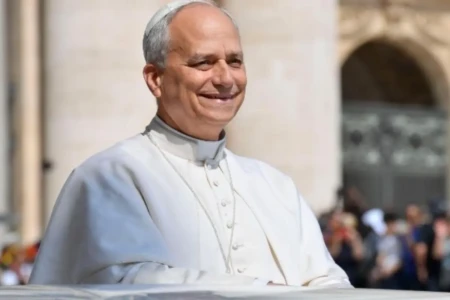 Terceira Guerra Mundial está sendo 'travada aos poucos', diz papa Líder católico faz apelo por paz em discurso