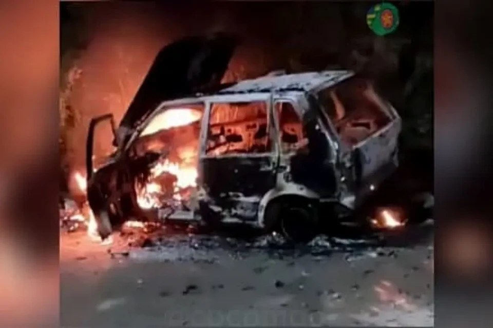 Imagem do veículo incendiado