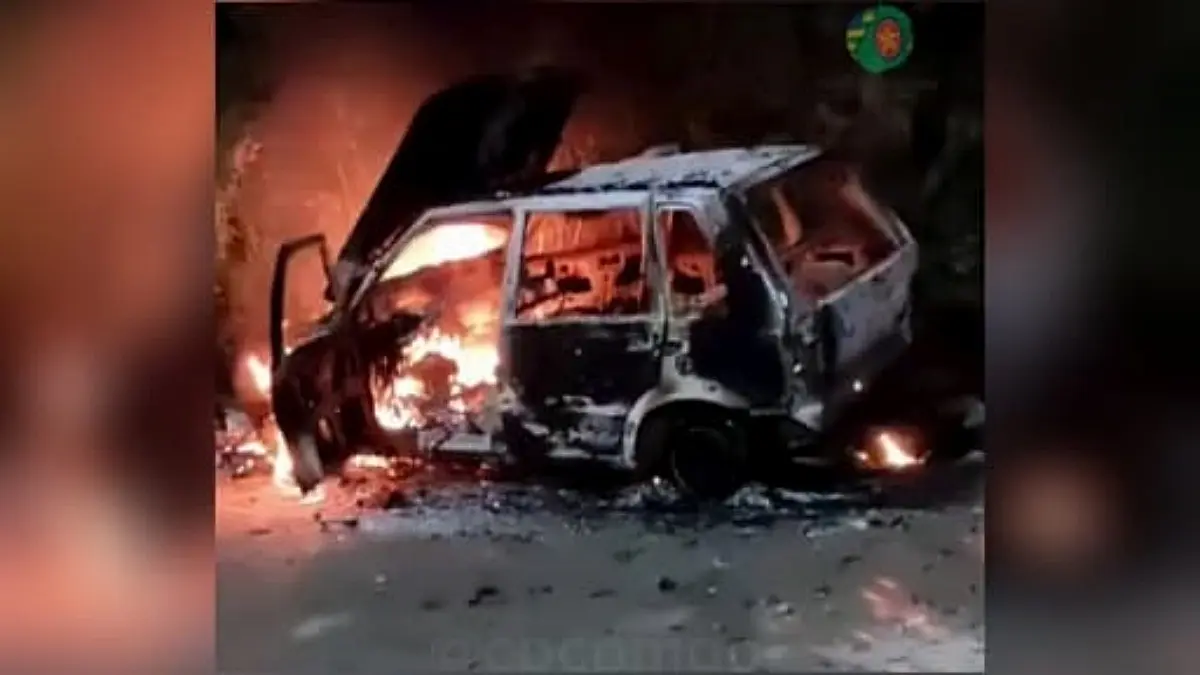 Imagem do veículo incendiado