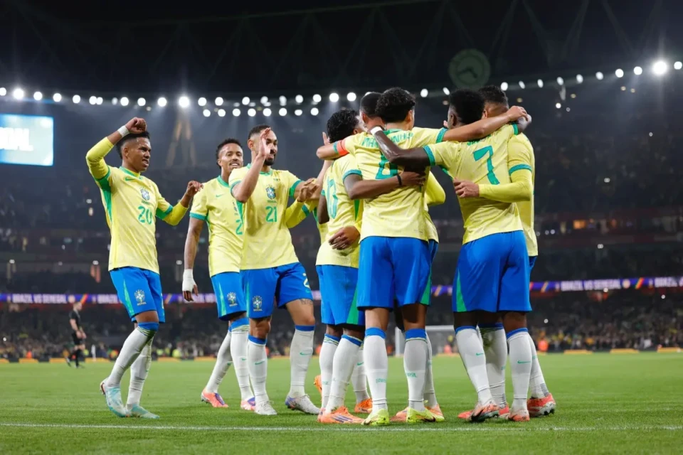 Jogadores da seleção brasileira comemoram gol contra Senegal
