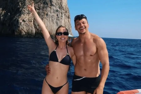 Tata Estaniecki e Júlio Cocielo trocam beijo durante festa de aniversário