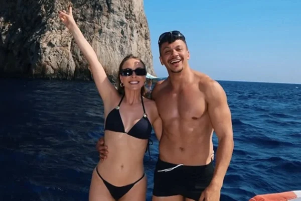 Tata Estaniecki e Júlio Cocielo trocam beijo durante festa de aniversário