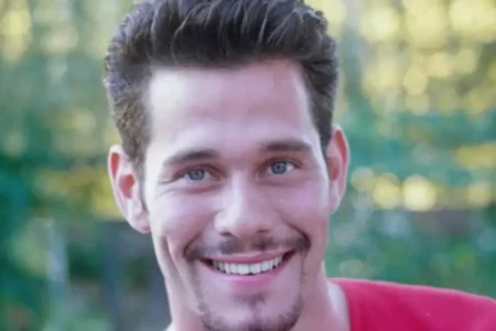 Ex-galã global celebra união e divulga registros inéditos ao lado do marido