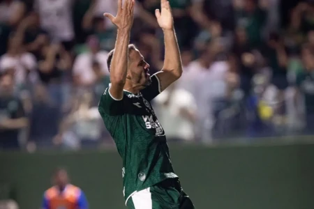 Goiás pode voltar ao G-4 com vitória