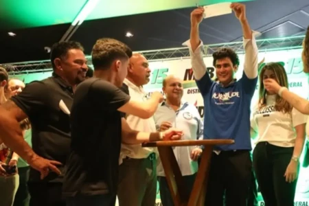 Com 20 anos, filho do governador do DF se filia ao MDB