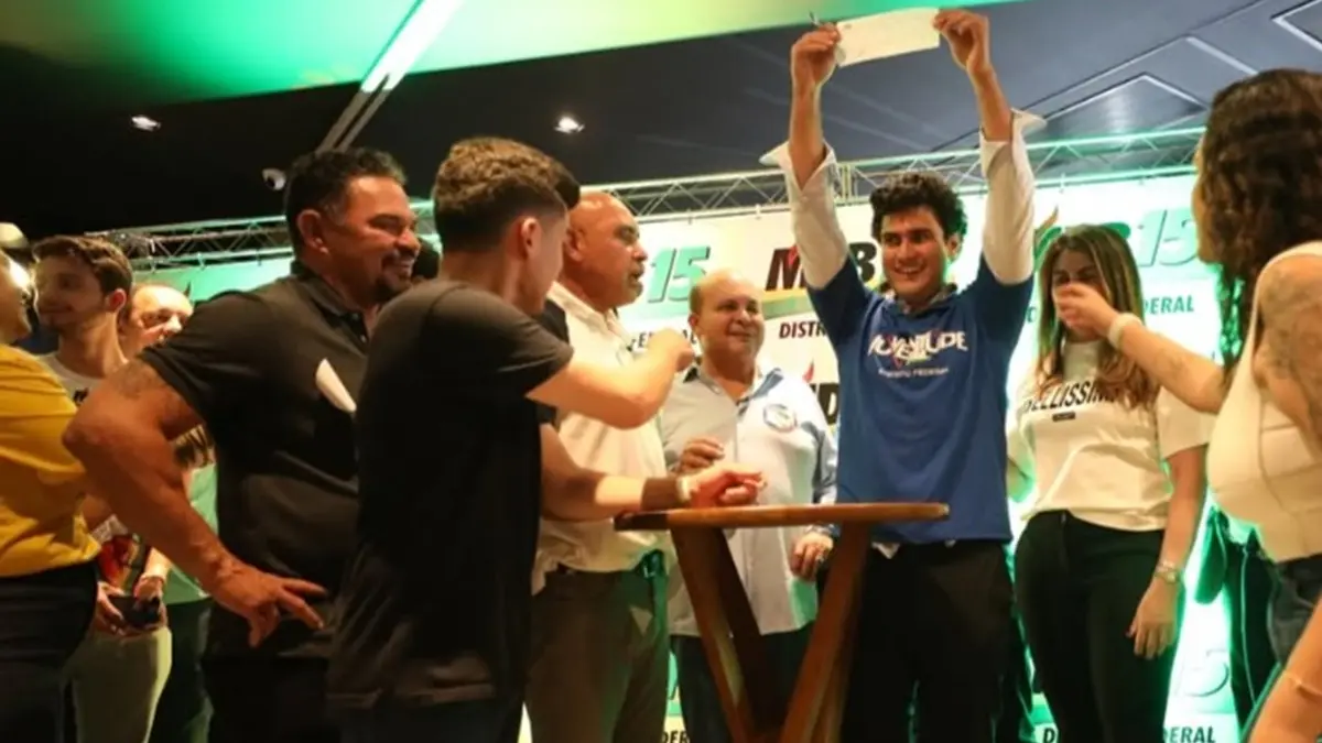 Com 20 anos, filho do governador do DF se filia ao MDB