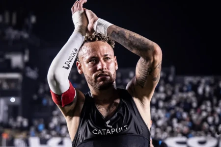 Neymar aplaude torcida do Santos na Vila Belmiro