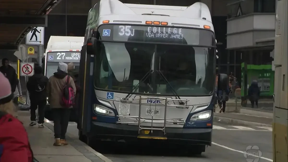 Homem rouba ônibus, continua pegando passageiros em segurança e é elogiado pela polícia Saiba o que aconteceu na viagem de 15 minutos
