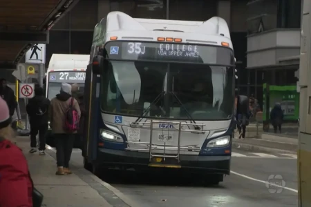 Homem rouba ônibus, continua pegando passageiros em segurança e é elogiado pela polícia Saiba o que aconteceu na viagem de 15 minutos