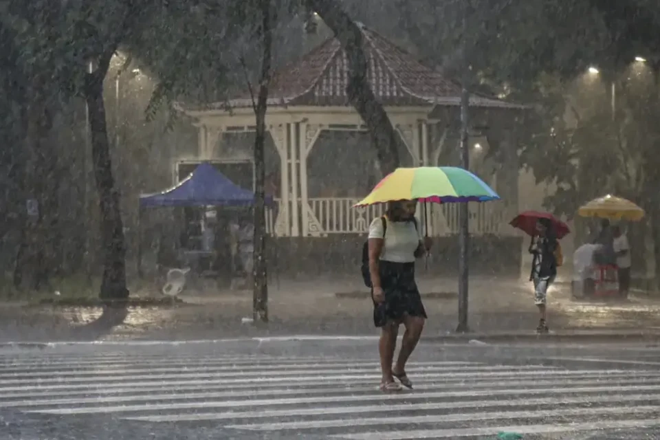 Vai chover na virada do ano? previsão do tempo para capitais Há chance de granizo em Brasília e Rio de Janeiro chover no réveillon