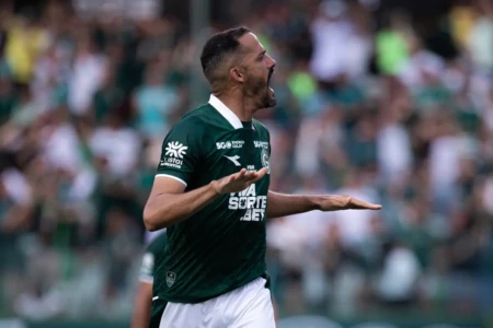 Anselmo Ramon comemora gol pelo Goiás