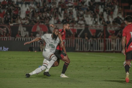 Atlético Goianiense encara Chapecoense, um dos adversários diretos do Goiás na luta pelo acesso