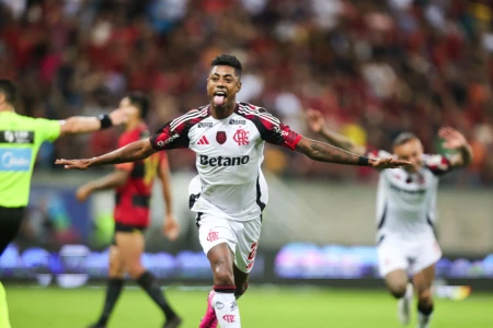 Flamengo assume a liderança e abre vantagem