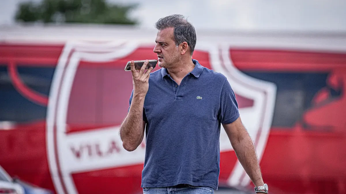 Leandro Bittar durante visita no CT do Vila Nova