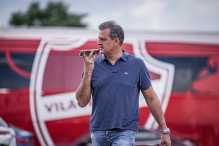 Leandro Bittar durante visita no CT do Vila Nova