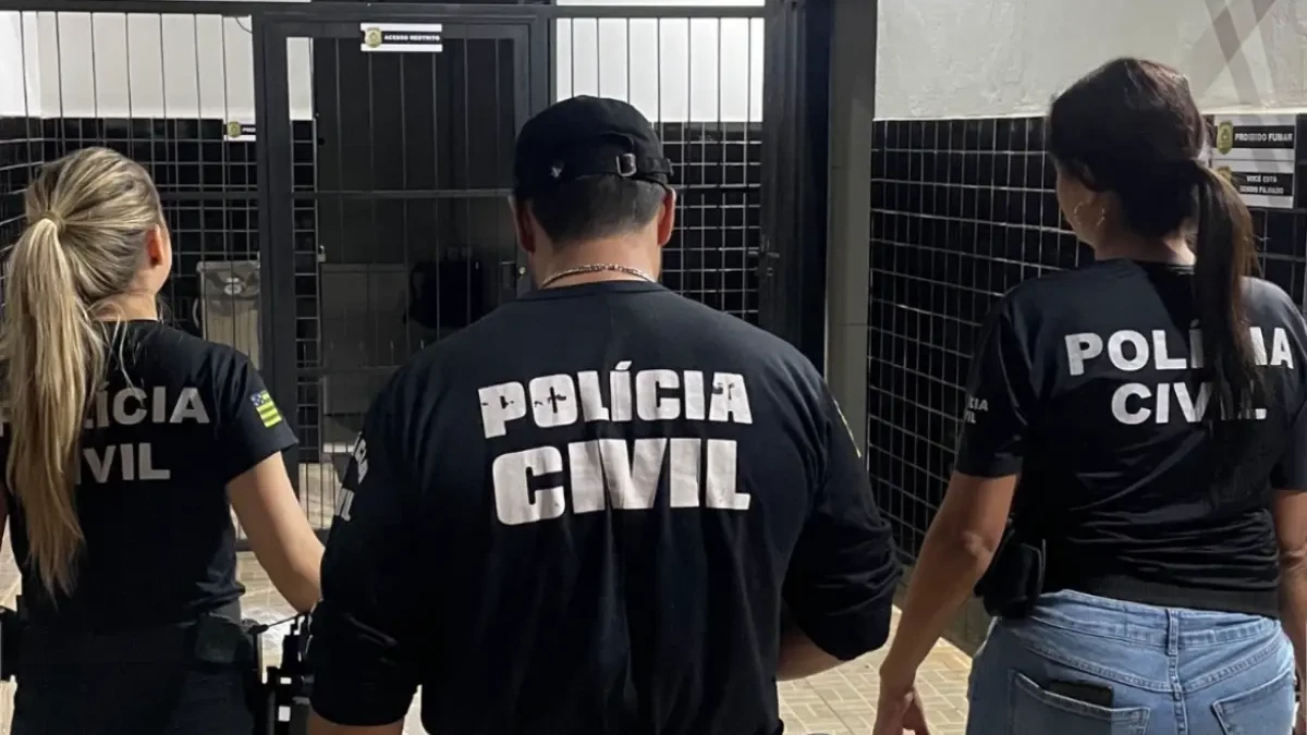 Imagem de agentes da Polícia Civil de costas