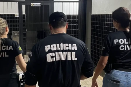 Imagem de agentes da Polícia Civil de costas