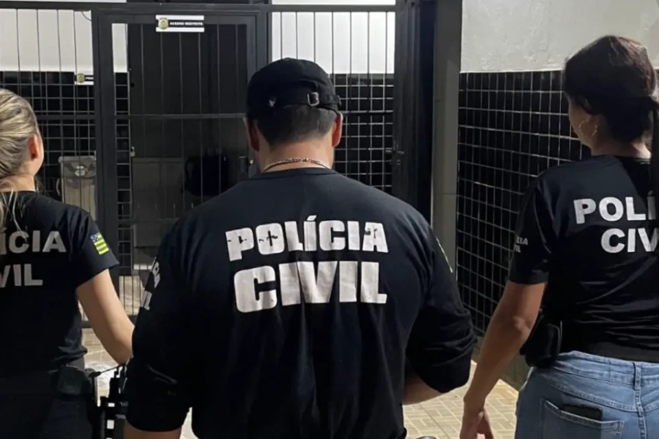 Imagem de agentes da Polícia Civil de costas
