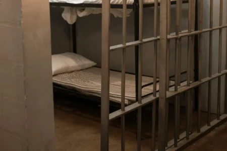 Imagem da cela de uma prisão