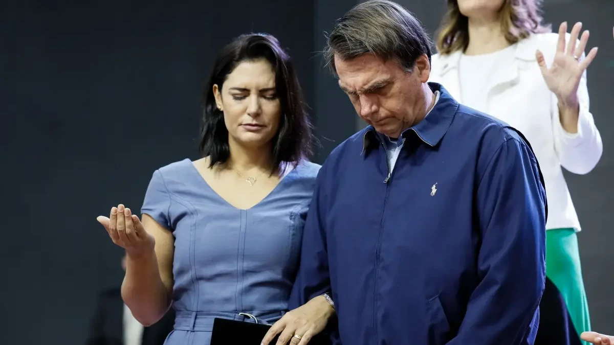 Visita da ex-primeira-dama foi autorizada por Alexandre de Moraes, do STF Com bíblia na mão, Michelle visita Bolsonaro após racha com filhos