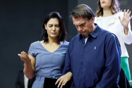 Visita da ex-primeira-dama foi autorizada por Alexandre de Moraes, do STF Com bíblia na mão, Michelle visita Bolsonaro após racha com filhos