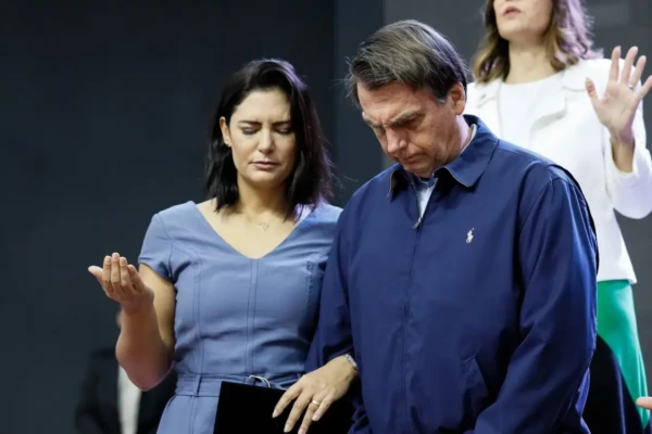 Visita da ex-primeira-dama foi autorizada por Alexandre de Moraes, do STF Com bíblia na mão, Michelle visita Bolsonaro após racha com filhos