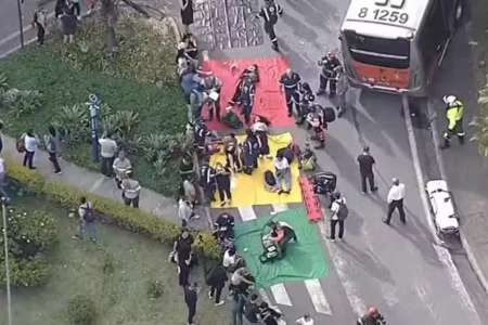 Ônibus bate em nove veículos e deixa 13 pessoas feridas na Raposo Tavares, em São Paulo; vídeo Coletivo colidiu contra o portão