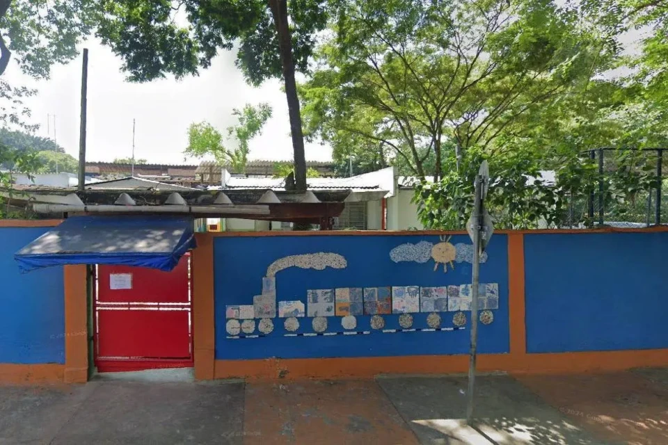 PMs armados invadem escola infantil após pai sargento reclamar de atividade sobre orixás Trabalho de aluna de 4 anos