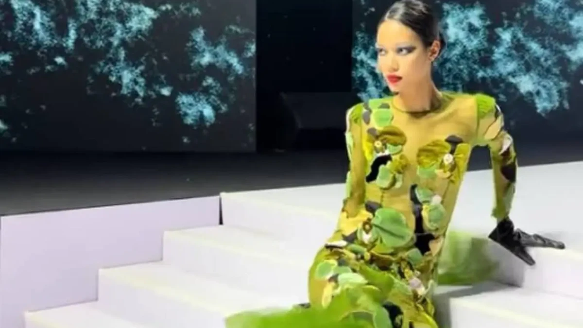 Modelo viraliza com reação inusitada após queda na passarela