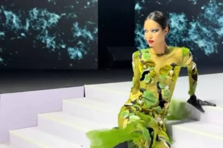 Modelo viraliza com reação inusitada após queda na passarela