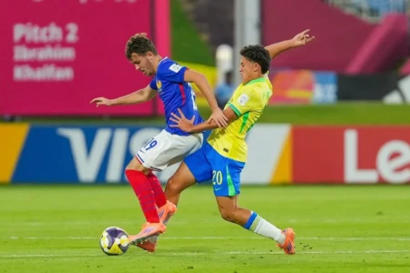 Brasil empata com França no tempo regulamentar, mas despacha equipe europeia e garante vaga nas oitavas