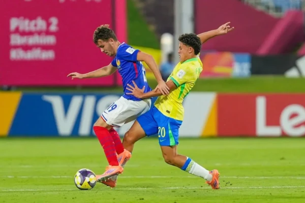 Brasil empata com França no tempo regulamentar, mas despacha equipe europeia e garante vaga nas oitavas