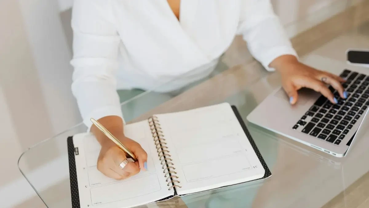 Imagem de uma pessoa estudando