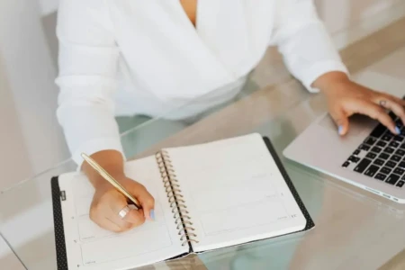 Imagem de uma pessoa estudando