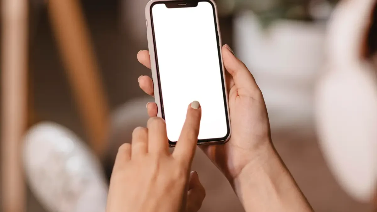 Pessoa segurando o celular