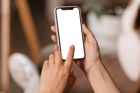 Pessoa segurando o celular