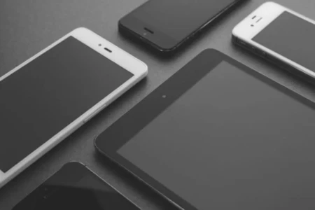 Imagem representativa de celulares em uma mesa