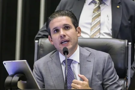 Hugo Motta barra proposta de equiparar facções criminosas ao terrorismo Presidente da Câmara informou decisão em plenário