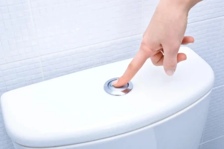 Recém-nascida é encontrada dentro da descarga de vaso sanitário Choro da criança chamou atenção de funcionário que limpava banheiro