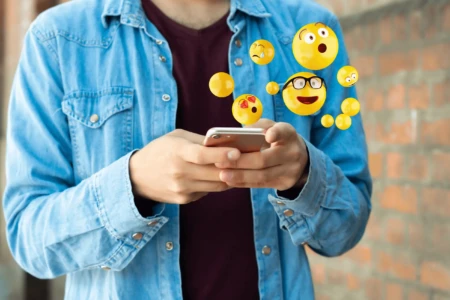 Emojis em aplicativos LGBTQIAPN+: entenda os códigos mais usados e o que eles revelam sobre perfis