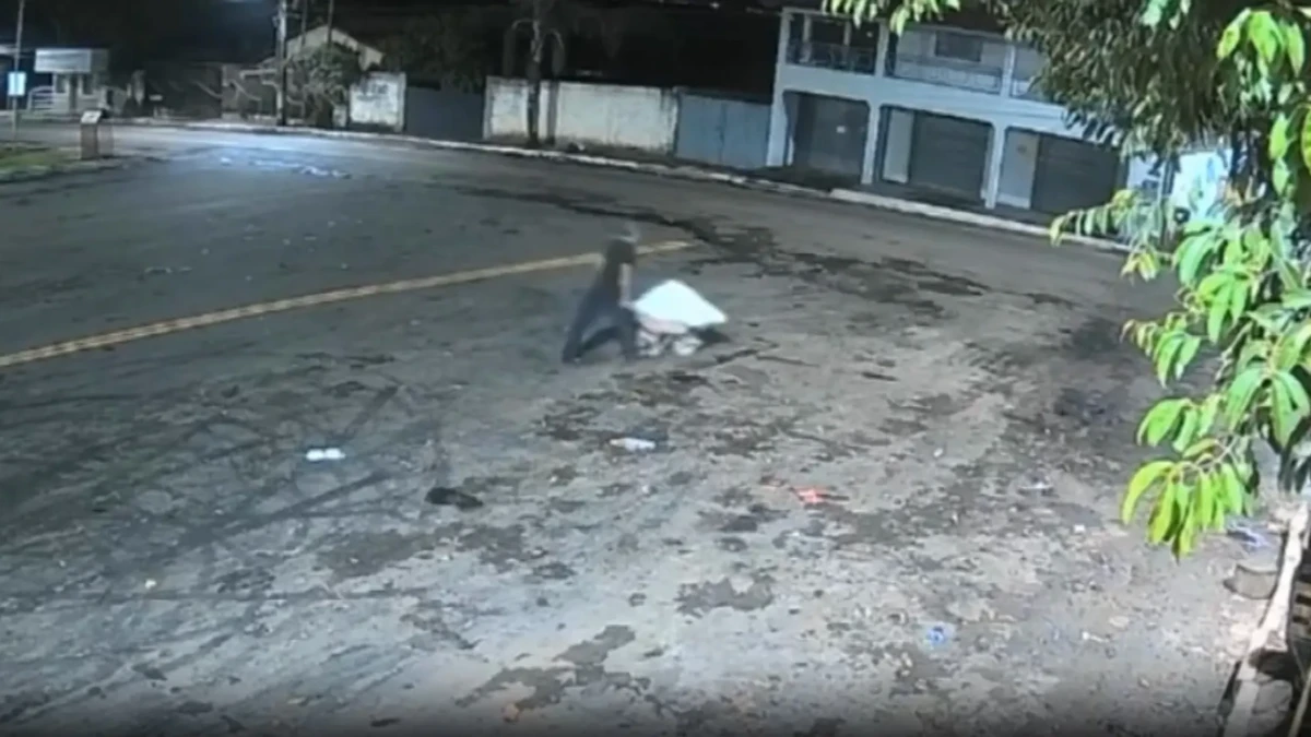 Imagem de câmeras de segurança mostram momento do transporte