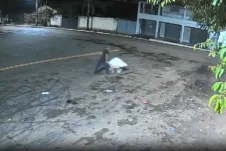 Imagem de câmeras de segurança mostram momento do transporte