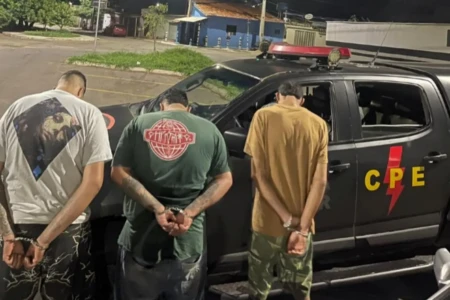 Imagem de três dos cinco presos