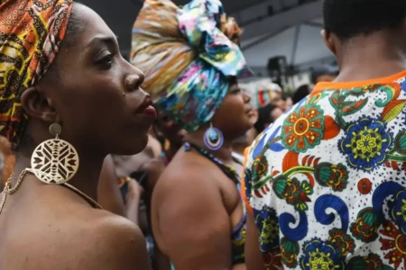 Dia da Consciência Negra: Veja expressões racistas que devem ser evitadas "Cabelo bombril" e "a coisa tá preta" são algumas delas