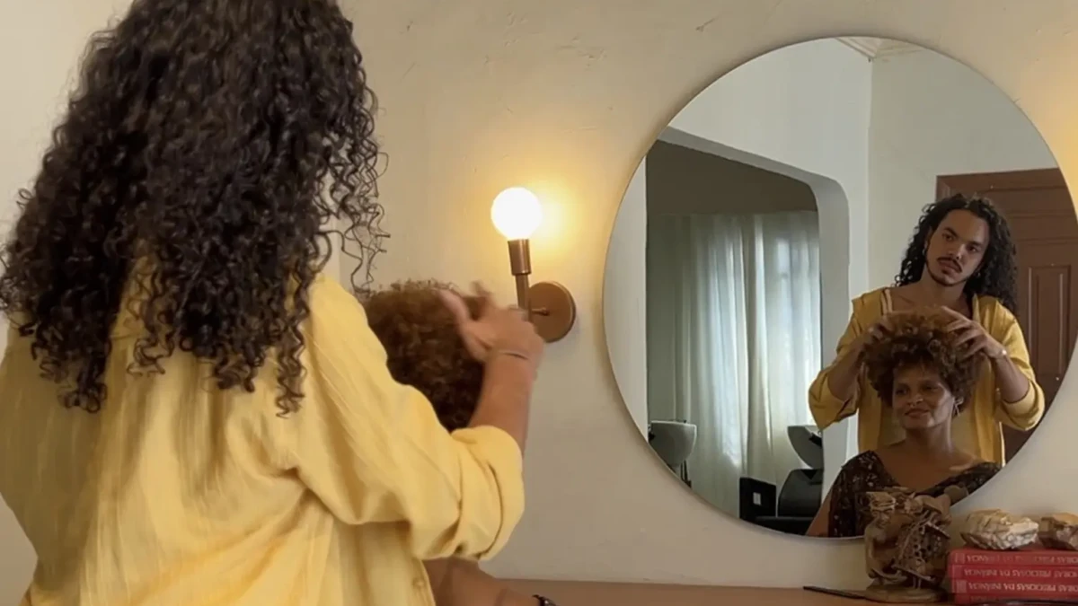 Cabeleireiro especializado em cortes cacheados e crespos fala sobre formação da autoestima no Dia da Consciência Negra (Foto: Ageu Rosa/Mais Goiás)