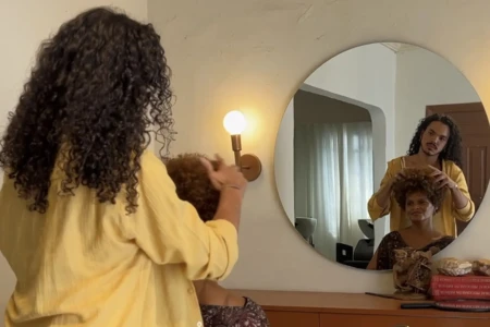 Cabeleireiro especializado em cortes cacheados e crespos fala sobre formação da autoestima no Dia da Consciência Negra (Foto: Ageu Rosa/Mais Goiás)