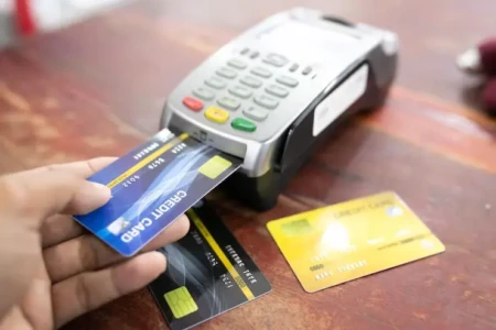 Filha e genro são presos por desviar mais de R$ 100 mil de idoso em Aparecida de Goiânia Vítima de 77 anos descobriu fraudes