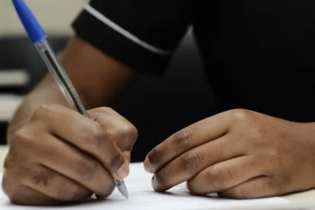 Edital com mais de 1,4 mil vagas foi suspenso Concurso de Senador Canedo é suspenso até que edital reserve 30% das vagas para cotas raciais