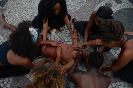Homens negros têm o triplo do risco de não negros de morrer por tiro no Brasil 80% das vítimas de homicídio por arma de fogo são negras